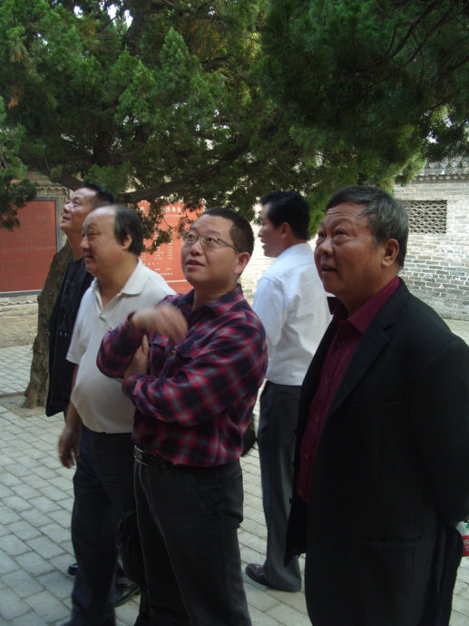 大家被亳州花戏楼上精湛的石雕工艺震撼了自右往左起:潘成华老师